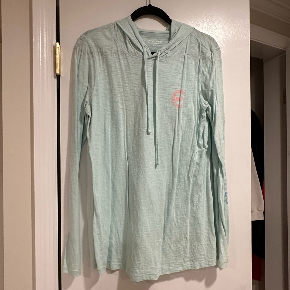 Vineyard vines hooded shirt size M. Only worn once